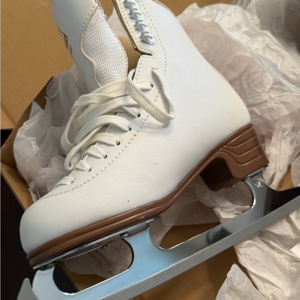 JACKSON Artiste White Women's Figure Skates with 9 1/3 blades